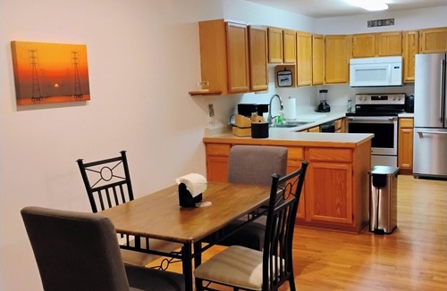Indianola House | Current-ly Relaxing - 1 King & 1 Queen Bedroom, Full Kitchen, Bathroom & Parking
