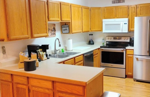 Indianola House | Current-ly Relaxing - 2 Queen Bedrooms, Private Parking, Full Kitchen & Bathroom