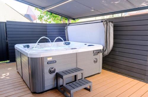 Llandudno Villa | Curzon Family Home - Pet Friendly - Hot tub - Under New Management