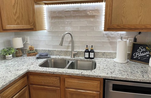 Cimarron Hills Apartment | Custom 2-bedroom, Full kitchen. apartment located East Colorado Springs.