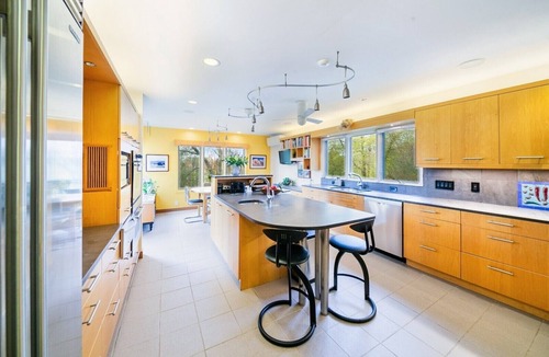 Shelburne House | Custom 3-bedroom contemporary home on 10 rural acres yet near all amenities