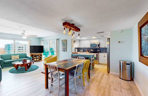 Redington Shores Condo | Custom beachfront condo w private balcony views heated pool hot tub AC