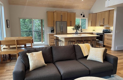 Kaslo House | Custom built cabin! 5 minute drive from Kaslo and public beaches.