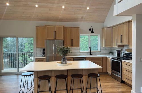 Kaslo House | Custom built cabin! 5 minute drive from Kaslo and public beaches.
