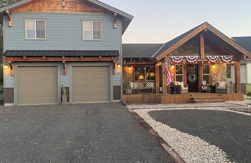 Donnelly House | Custom Built Cabin/House Surrounded by Gorgeous Views in Serene Donnelly