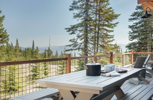 Spanish Peaks House | Custom built home with Mountain views, Hot tub, WIFI and Fireplace