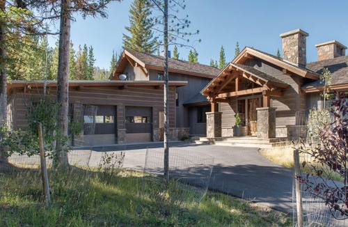 Spanish Peaks House | Custom built home with Mountain views, Hot tub, WIFI and Fireplace