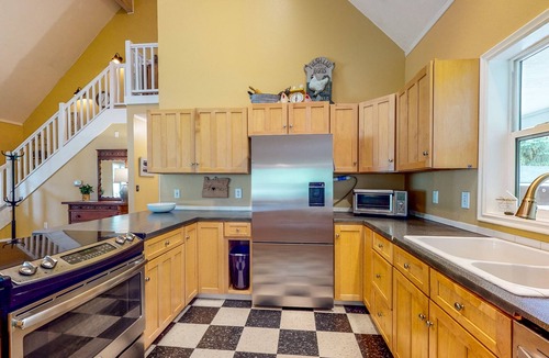 Dallas Cottage | Custom-Built - Large Deck, Griddle, and Washer/Dryer