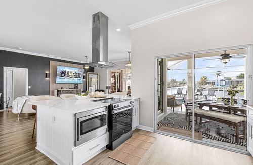 Pelican House | Custom Heated Pool, Intersecting canal views with gulf access! - Villa Sunshine & Unwind - Roelens