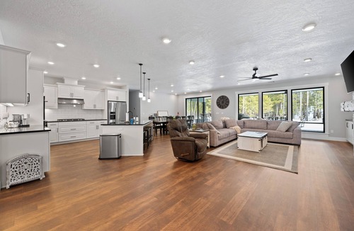 Three Rivers House | Custom home, 1.17 acres, 5 beds, 5 bath, sleeps 12+, Hot Tub, 80" TV, Pool Table