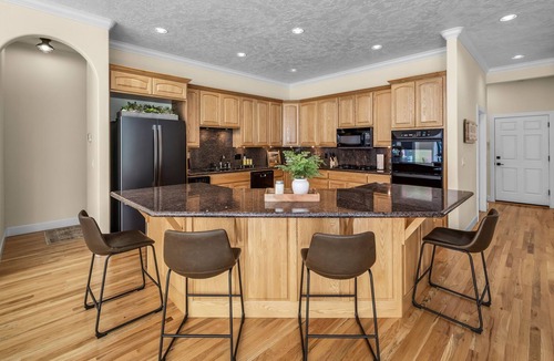 Deschutes River Woods House | Custom Home ~ 10 Mins to Downtown Bend ~ Private Hot Tub ~ Game Room