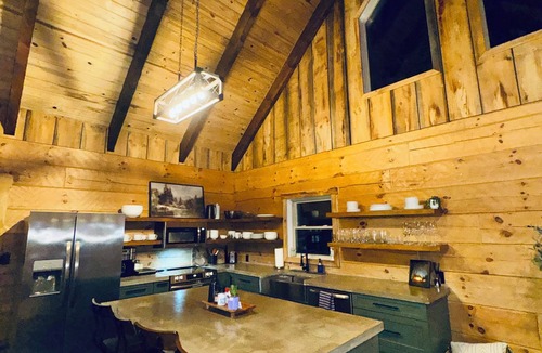 Front Royal Cabin | Custom Log Cabin Hot Tub 🐕 Friendly Close to River,Wineries,Breweries