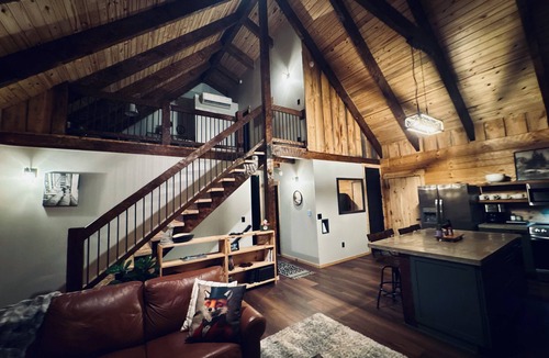 Front Royal Cabin | Custom Log Cabin Hot Tub 🐕 Friendly Close to River,Wineries,Breweries