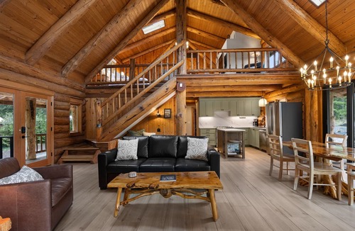 Marmot House | Custom Luxury River Front Log Home, River Access, Hot Tub