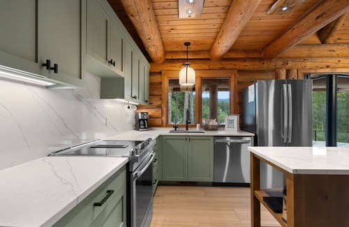 Marmot House | Custom Luxury River Front Log Home, River Access, Hot Tub