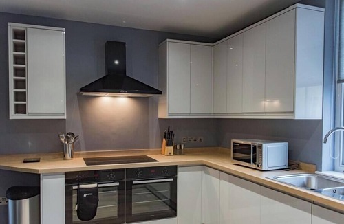 Faversham Apartment | Customs House by Bloom Stays, Large house for family groups of up to 20