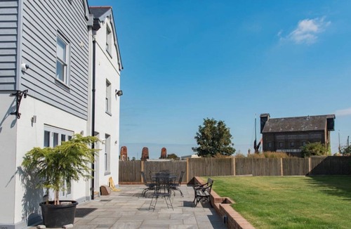 Faversham Apartment | Customs House by Bloom Stays, Large house for family groups of up to 20
