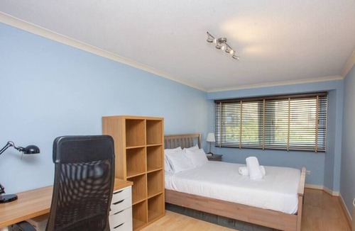 Dowanhill Apartment | Cute 1 Bed with Private Parking in West End