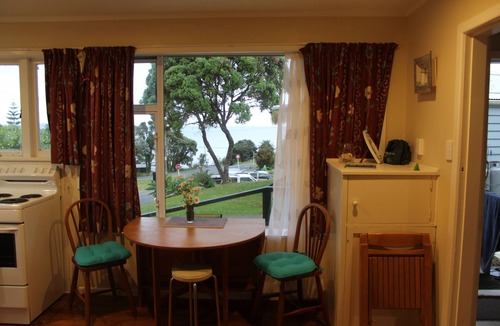 Cable Bay Cottage | Cute 1 Brm unit, walk to the beach, With great Sea Views.