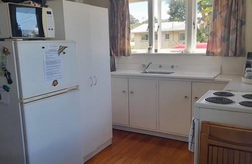 Cable Bay Cottage | Cute 1 Brm unit, walk to the beach, With great Sea Views.