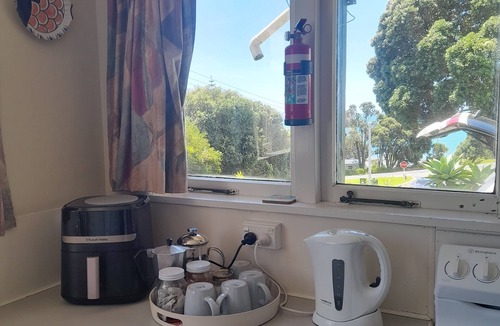 Cable Bay Cottage | Cute 1 Brm unit, walk to the beach, With great Sea Views.