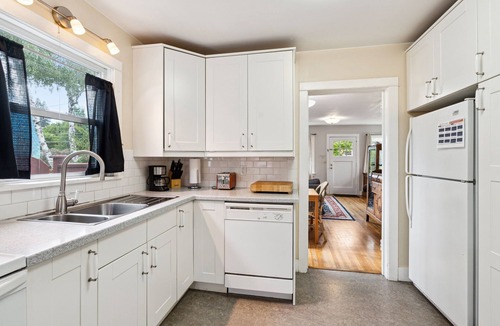 Hood River House | CUTE and COMFORTABLE, in a quaint location, Central AC, DOG friendly