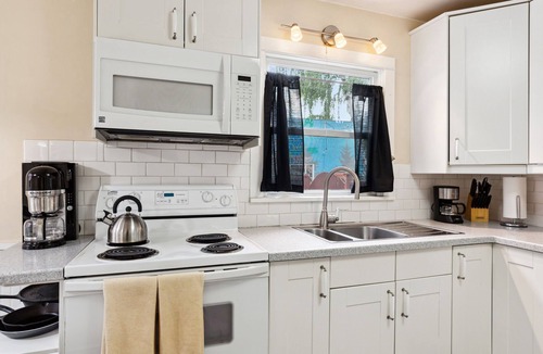 Hood River House | CUTE and COMFORTABLE, in a quaint location, Central AC, DOG friendly