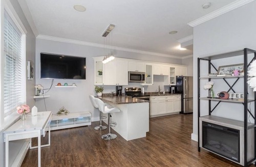 Regional District of Nanaimo House | Cute and Cozy Designer Suite