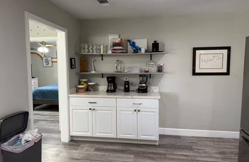 Hitchcock House | Cute and Spacious Modern Home for Large Groups