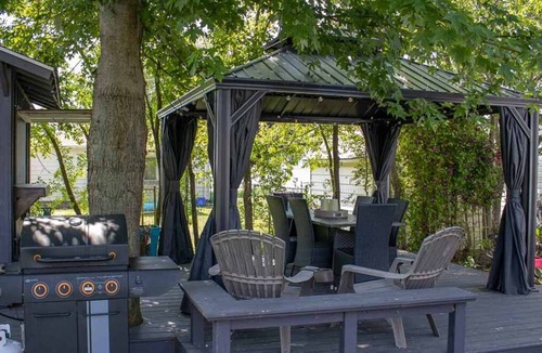 Hamilton Cottage | Cute as a Button - Two Bedroom Cottage, Sleeps 4