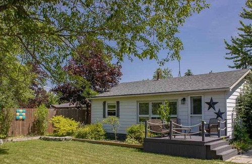 Hamilton Cottage | Cute as a Button - Two Bedroom Cottage, Sleeps 4