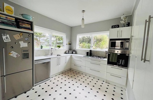 Wellington House | Cute, character bungalow only 10 Mins from CBD with outdoor bath