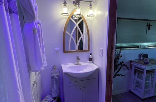 Hot Springs Cottage | Cute Container Cottage with all amenities of home