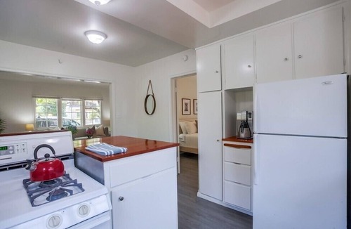 Beach Barber Tract Cottage | Cute Cottage ★ Steps to Windansea Beach ★ Dogs Ok