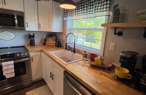 Pikeville Cottage | Cute, cozy & clean cottage by Fall Creek Falls Park. 2B-2B with new hot tub.