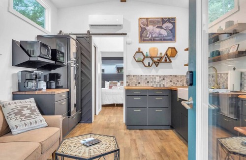 Greenville Cabin | Cute Getaway on River - 6 Minutes to Greenville