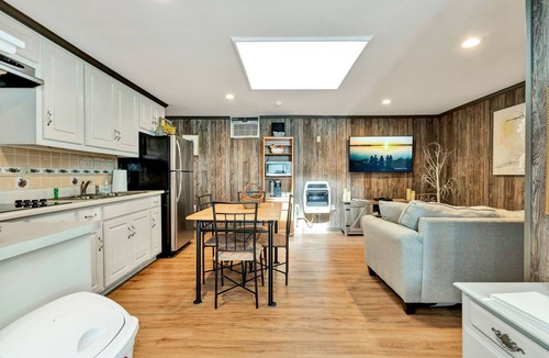 Cleveland House | Cute Guesthouse, 4mi from Lee University, sleeps 4, new deck w/fire pit, grill