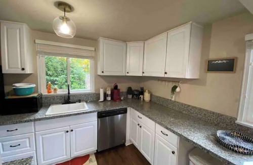 Grants Pass House | Cute Home with fully fenced yard Hot Tub and Fire Pit.