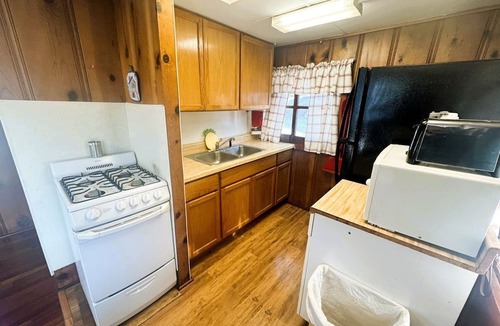 Rockaway Beach Cabin | Cute Lakeside Cabin for an Unforgettable Fishing Adventure on Lake Taneycomo in Rockaway Beach, Missouri