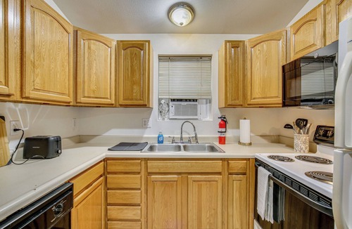 Bethel-Danebo House | Cute Little House on the Lake: Wine Country Stay!