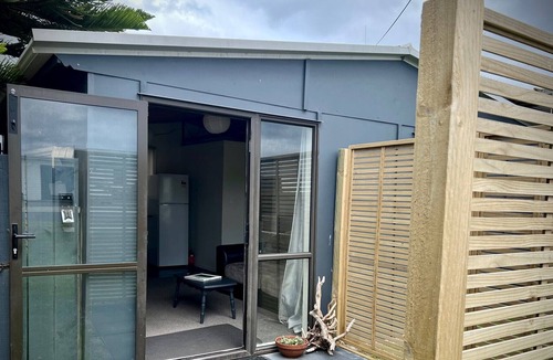 Pukehina House | Cute little studio with beach just over the road. Sleeps 4!
