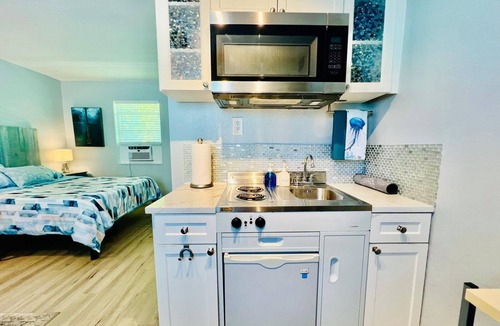 Mango Groves Apartment | Cute & modern studio apartment with prime location in downtown Lake Worth Beach!