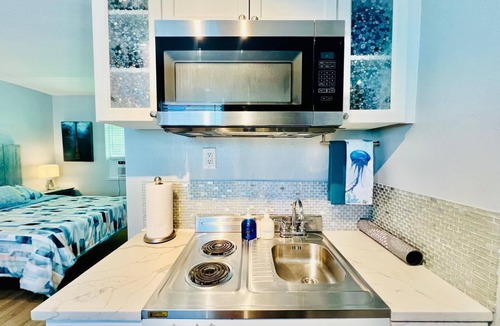 Mango Groves Apartment | Cute & modern studio apartment with prime location in downtown Lake Worth Beach!