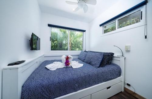 Potrero House | Cute, modern Tiny home with pool for 2 people in Playa Potrero