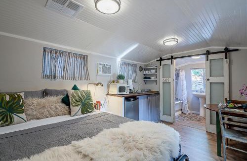 Peter Howell House | Cute Peaceful Tiny House Getaway w Backyard