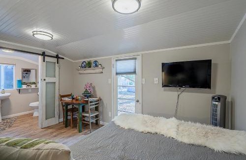 Peter Howell House | Cute Peaceful Tiny House Getaway w Backyard