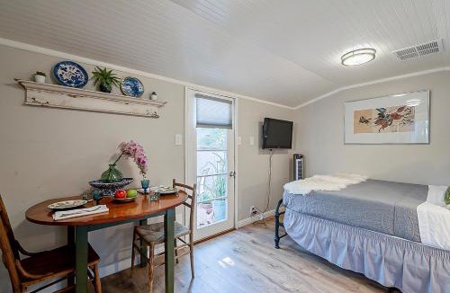 Peter Howell House | Cute Peaceful Tiny House Getaway w Backyard