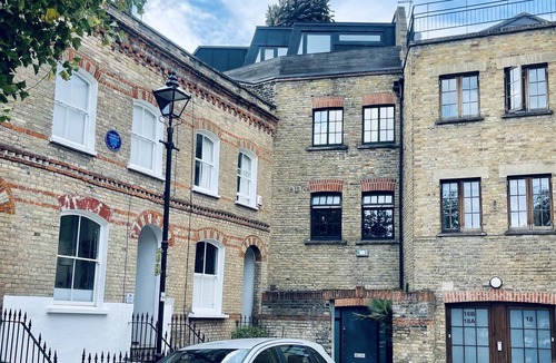 Kennington Apartment | Cute Studio with strong air con breakfast bar kitchenette in Kennington