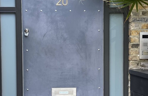 Kennington Apartment | Cute Studio with strong air con breakfast bar kitchenette in Kennington