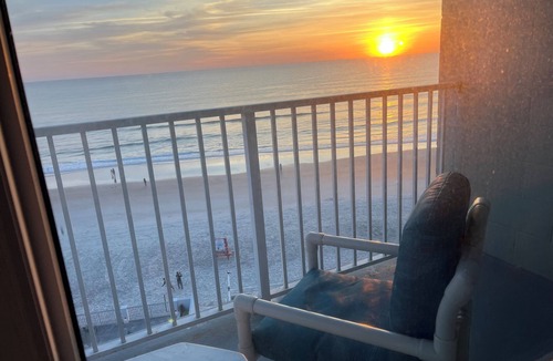 East Daytona Apartment | CUTE STUDIO with PRIVATE BALCONY! And SPECTACULAR OCEAN -A1A- HARDROCK -VIEWS!